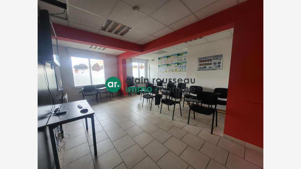 A vendre invest local 56m² tertiaire Angers Nord