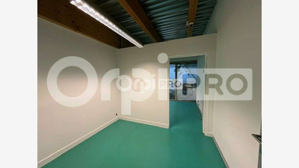 Bureau de 4000m² à vendre prox A20 à Panazol