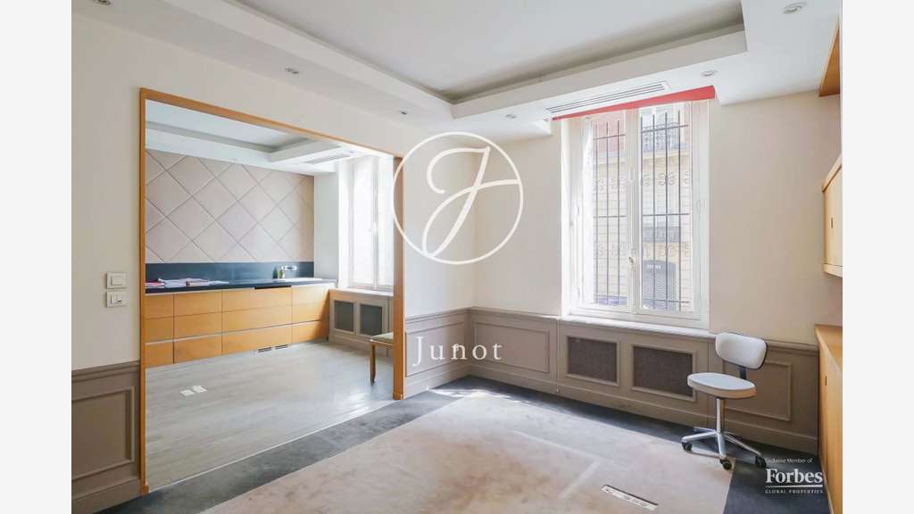 AV bureaux 149m² à Paris 8 Champs-Elysées Marceau