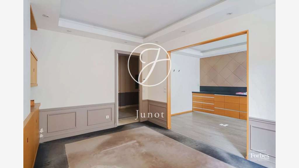 AV bureaux 149m² à Paris 8 Champs-Elysées Marceau