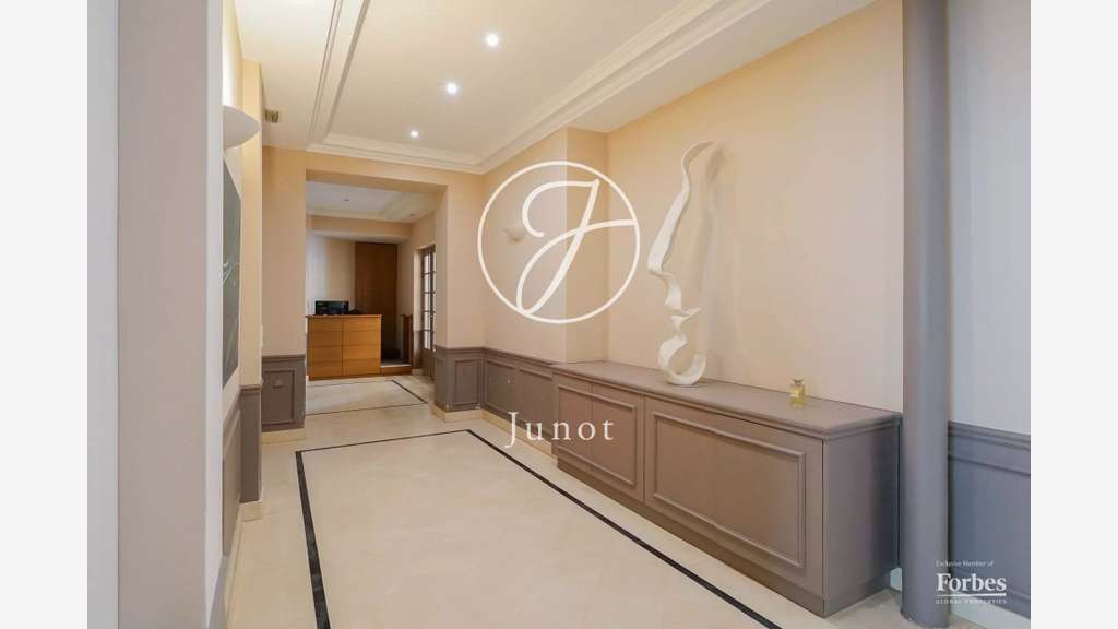 AV bureaux 149m² à Paris 8 Champs-Elysées Marceau