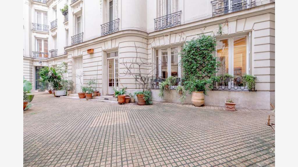 PARIS 9 - LOCAUX DE BUREAUX DE PRESTIGE SOUS
