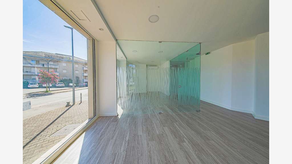 Vente local commercial 76m² à Folelli centre