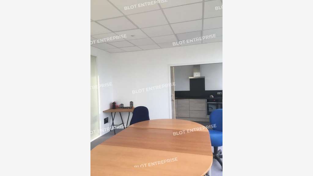 A vendre à louer bureaux 156m² à Plérin
