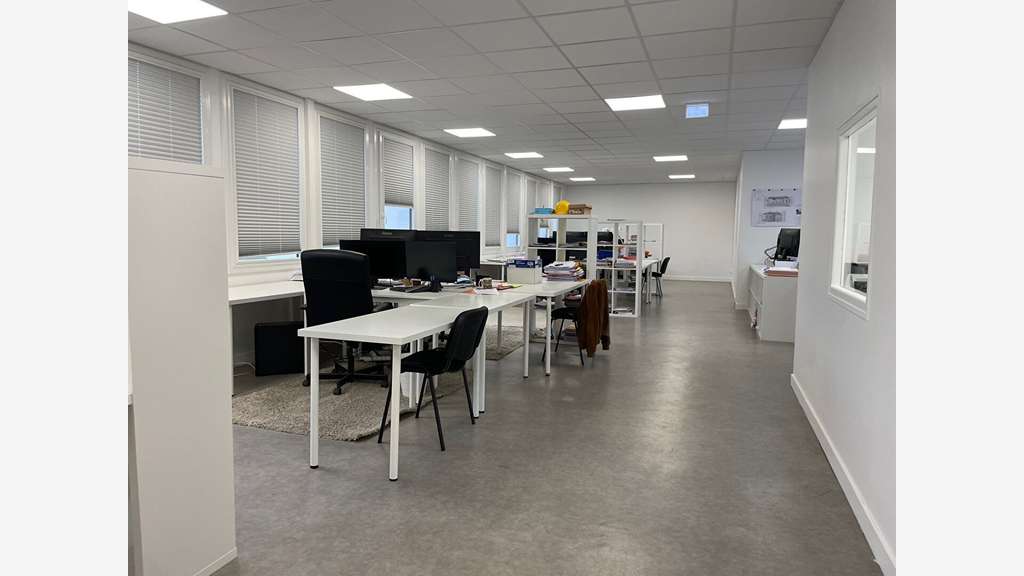 A louer bureaux 180m² rénovés Quévert accès rapide