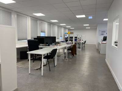 A louer bureaux 180m² rénovés Quévert accès rapide