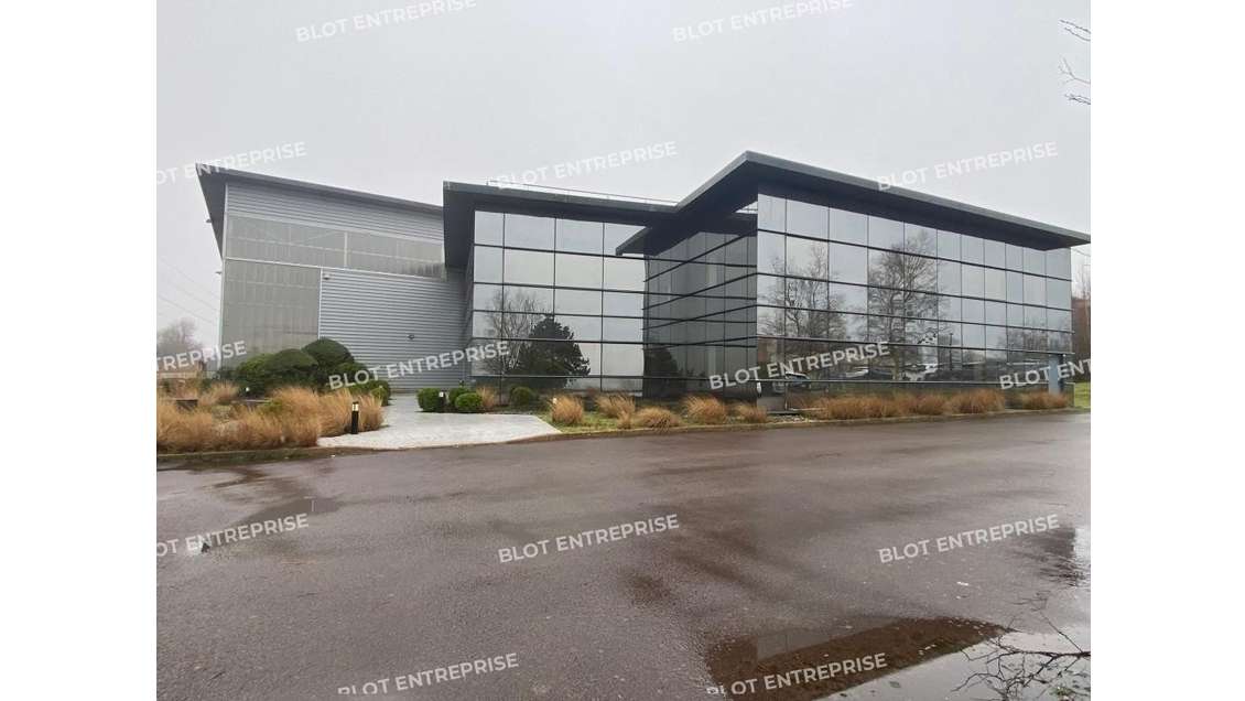 A vendre à louer bureaux 830m² à Quimper