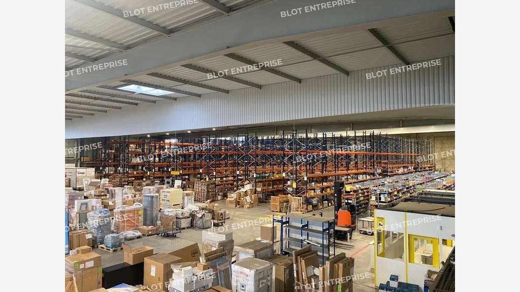 A vendre à louer bureaux 830m² à Quimper