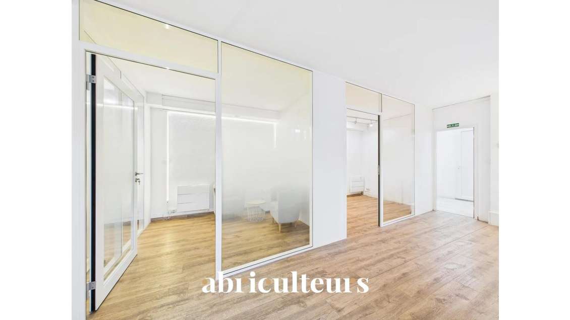 Bureau au rdc de 64m2 -- Espace cuisine - WC et