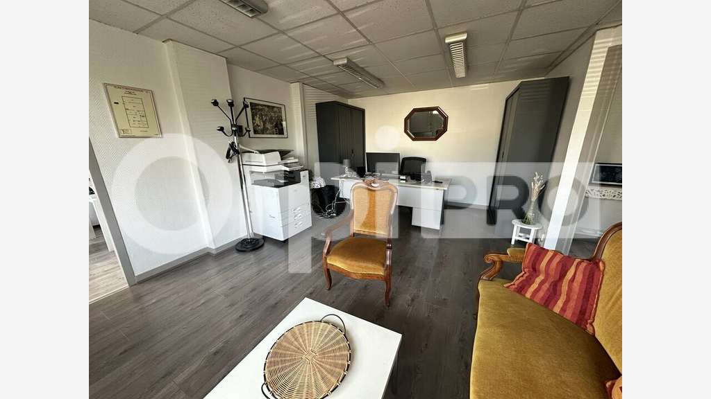 Bureau de rapport à vendre à Rillieux-la-Pape