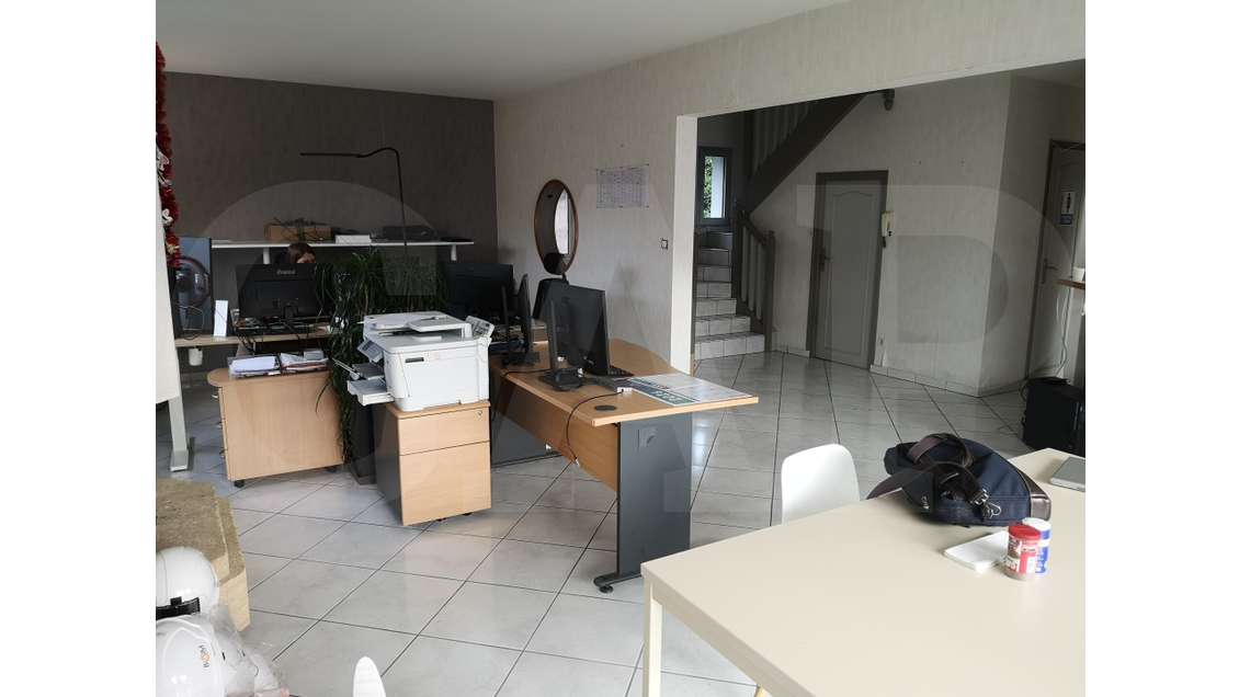 AV bureaux 160m² atypiques à Saint-Avé empl pro