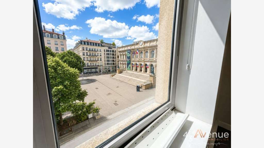 AV bureaux lumineux 290m² à Saint-Étienne centre