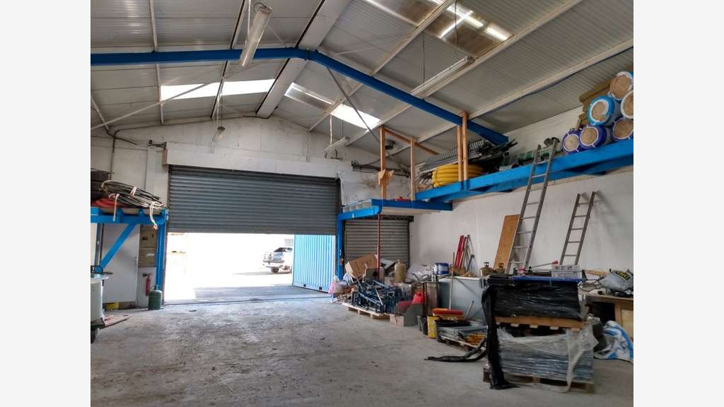 Locaux et bureaux loués à vendre à Saint-Jeoire