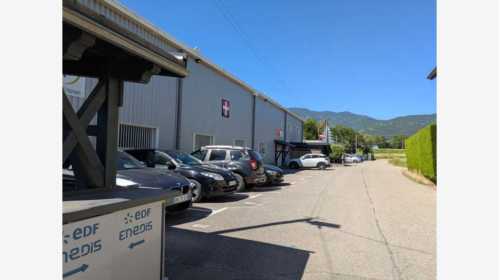 Locaux et bureaux loués à vendre à Saint-Jeoire