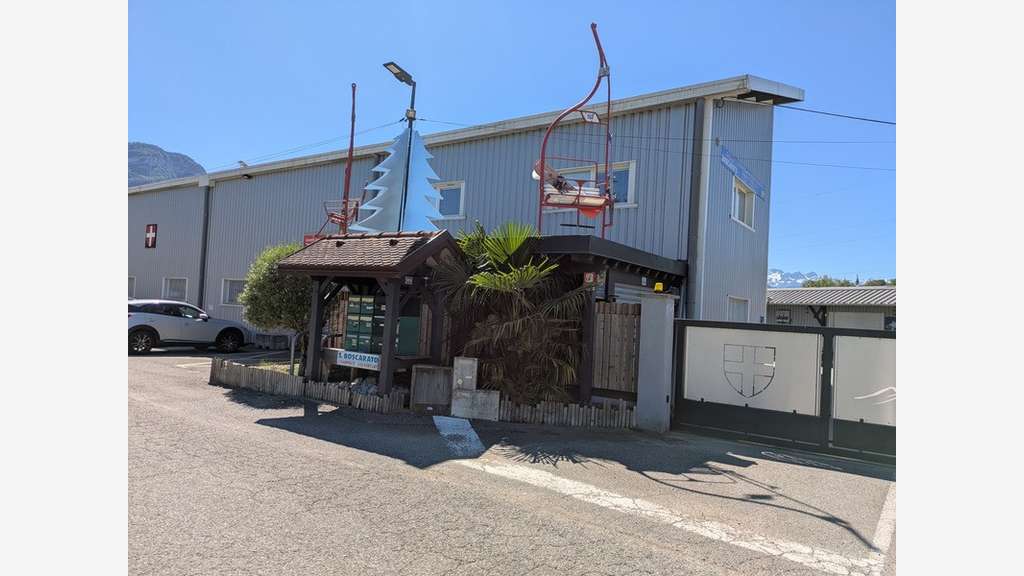 Locaux et bureaux loués à vendre à Saint-Jeoire
