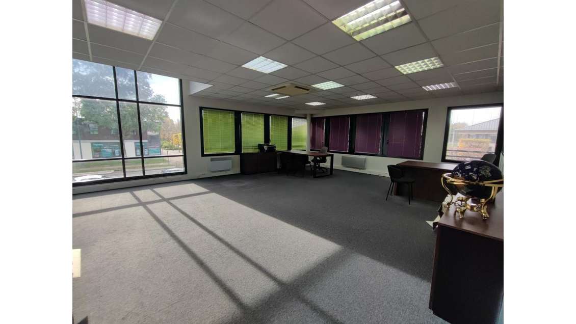 SERRIS - 77 - MURS - BUREAUX 85 M²