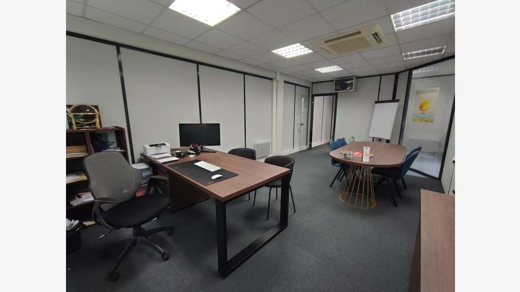 Vente murs bureaux 85m²  à Serris