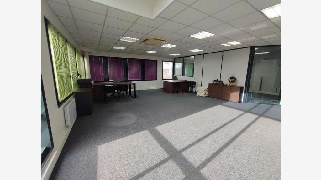 Vente murs bureaux 85m²  à Serris