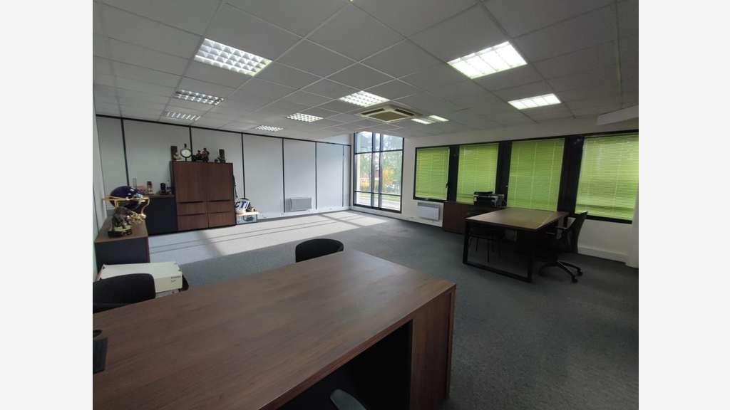 Vente murs bureaux 85m²  à Serris