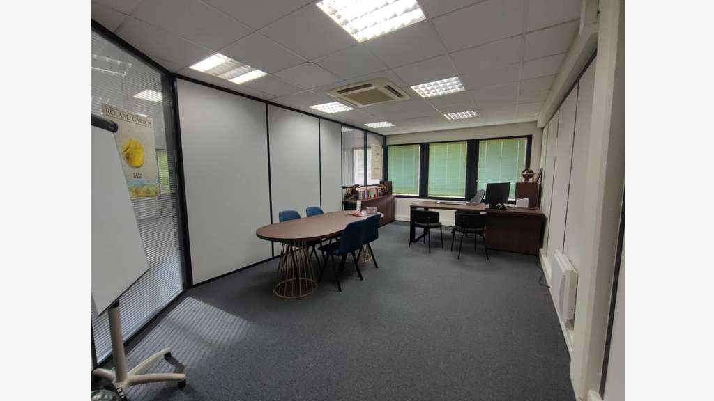 Vente murs bureaux 85m²  à Serris