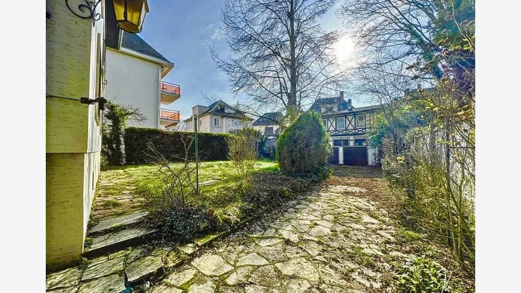 Cède locaux pro 366m² à Strasbourg Orangerie