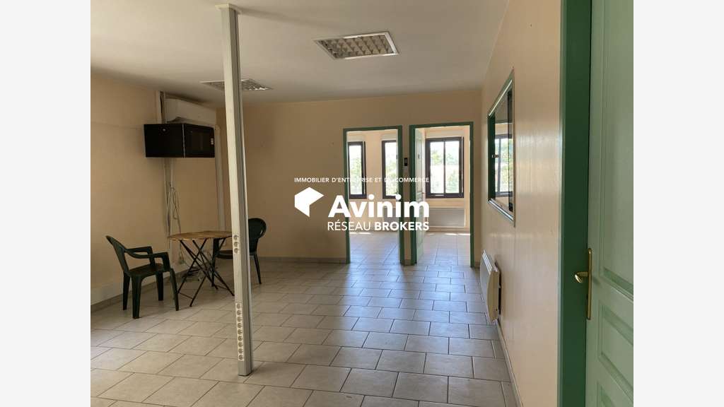 Vente bureau en R+1 de 68m² en za à Tourrettes