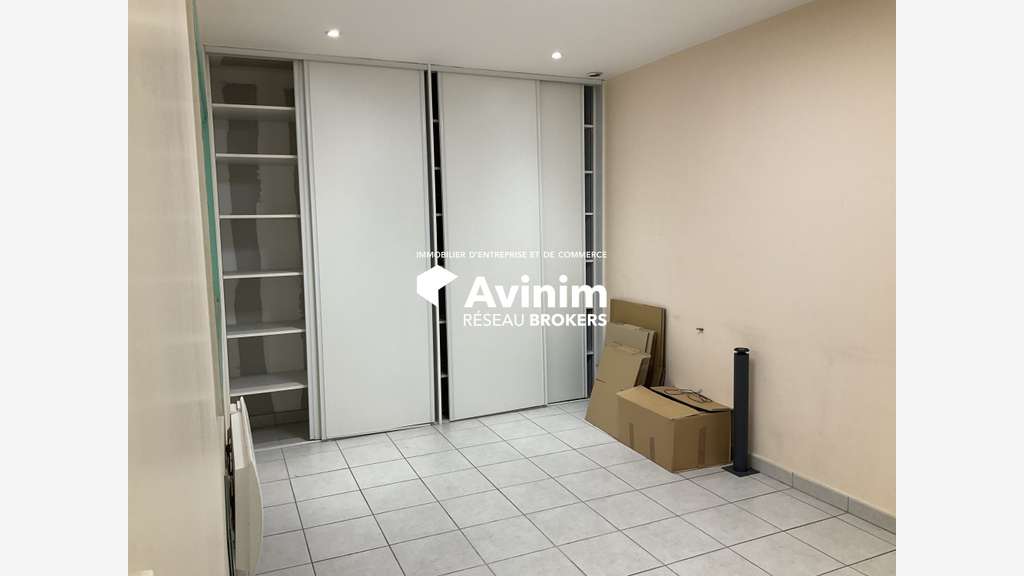 Vente bureau en R+1 de 68m² en za à Tourrettes