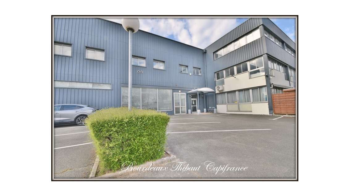 Bureau 135m² R+1 à vendre à Trappes 