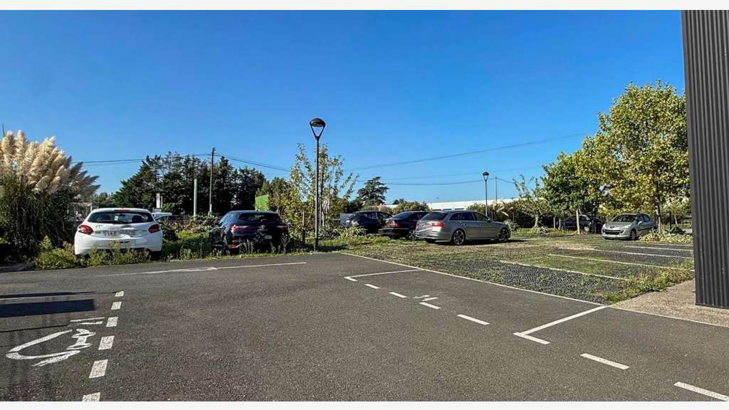 Bureaux climatisés 145m² à vendre à Tresses