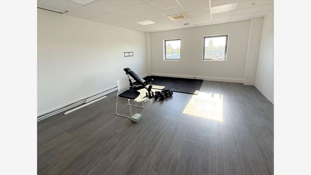 AV bureaux climatisés 260m² sur 2 étages à Tresses