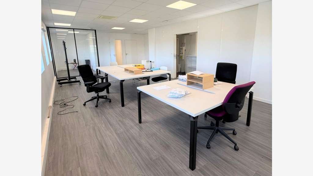 AV bureaux climatisés 260m² sur 2 étages à Tresses
