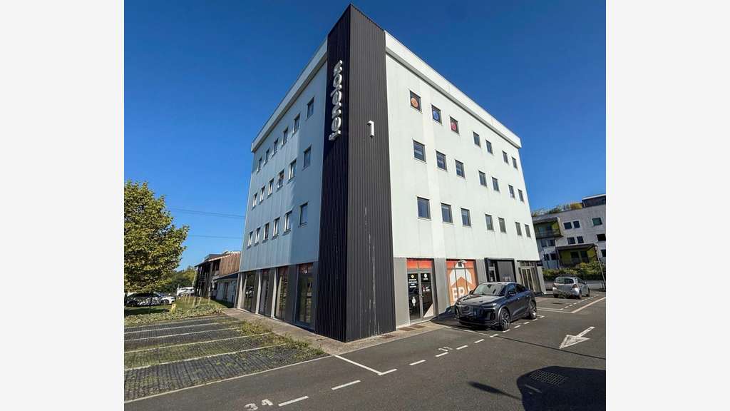 AV bureaux climatisés 260m² sur 2 étages à Tresses