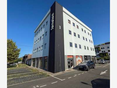AV bureaux climatisés 260m² sur 2 étages à Tresses