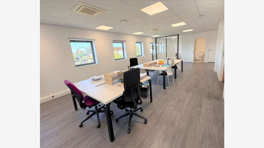 AV bureaux climatisés 260m² sur 2 étages à Tresses
