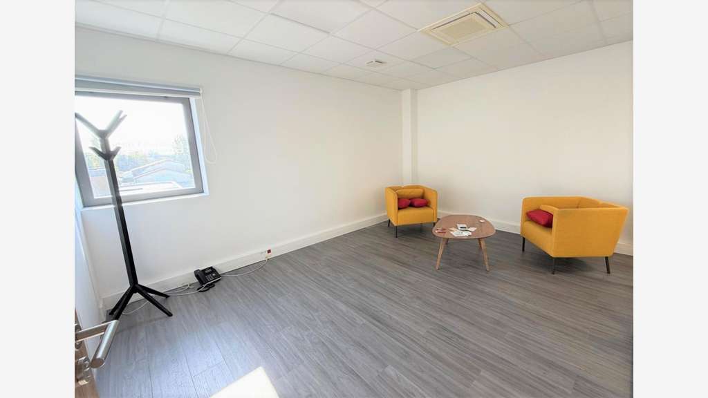 AV bureaux climatisés 260m² sur 2 étages à Tresses