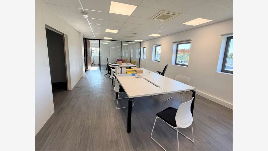 AV bureaux climatisés 260m² sur 2 étages à Tresses