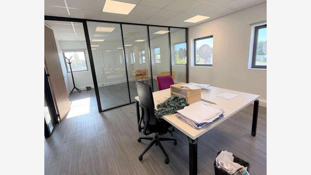 AV bureaux climatisés 260m² sur 2 étages à Tresses