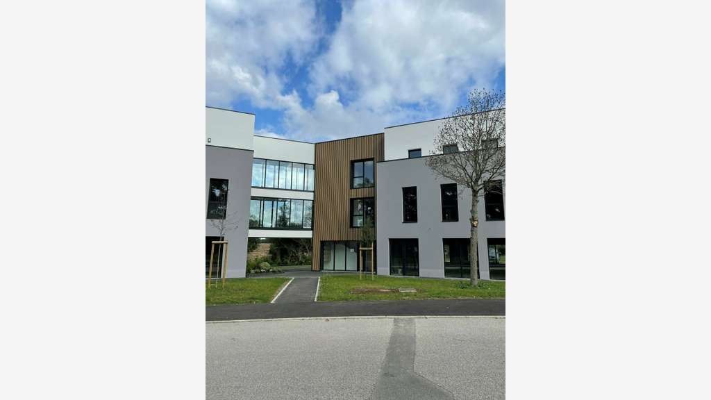 AV bureaux bruts 115m² avec terrasse à Vannes