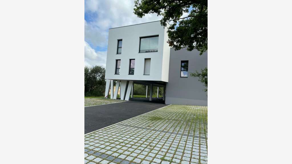 AV bureaux bruts 115m² avec terrasse à Vannes