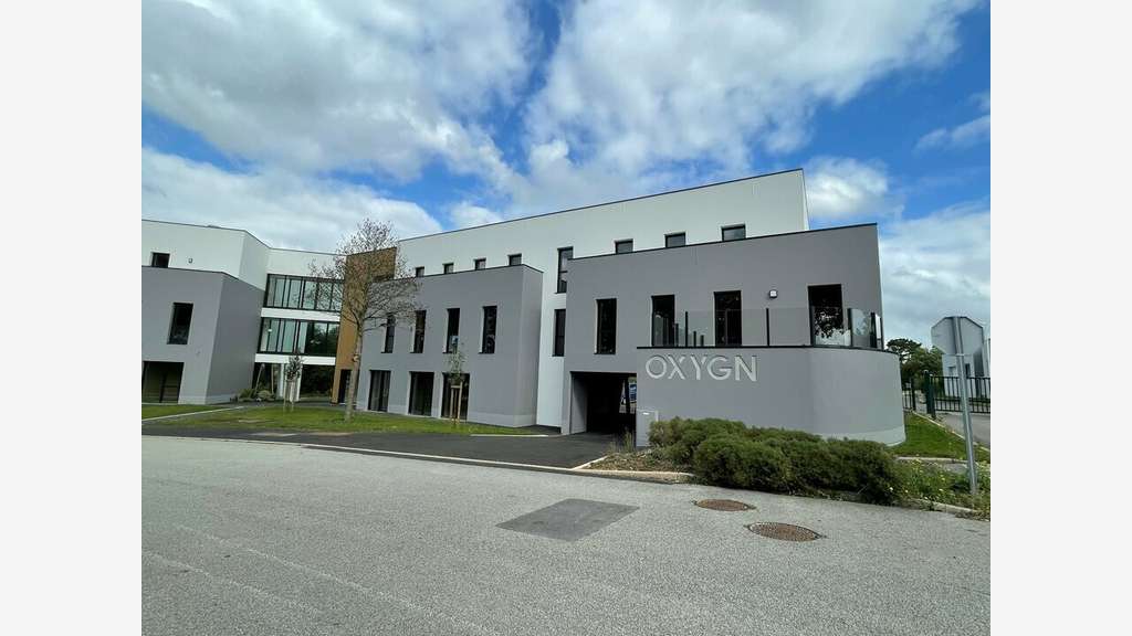 AV bureaux bruts 115m² avec terrasse à Vannes