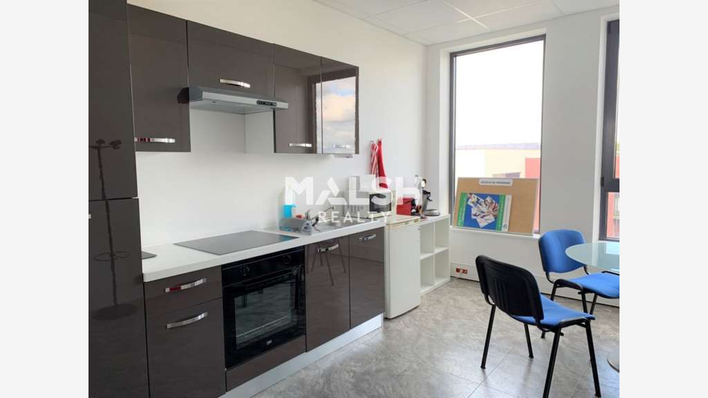 Bureaux à louer et à vendre 340m² à Vaulx-en-Velin