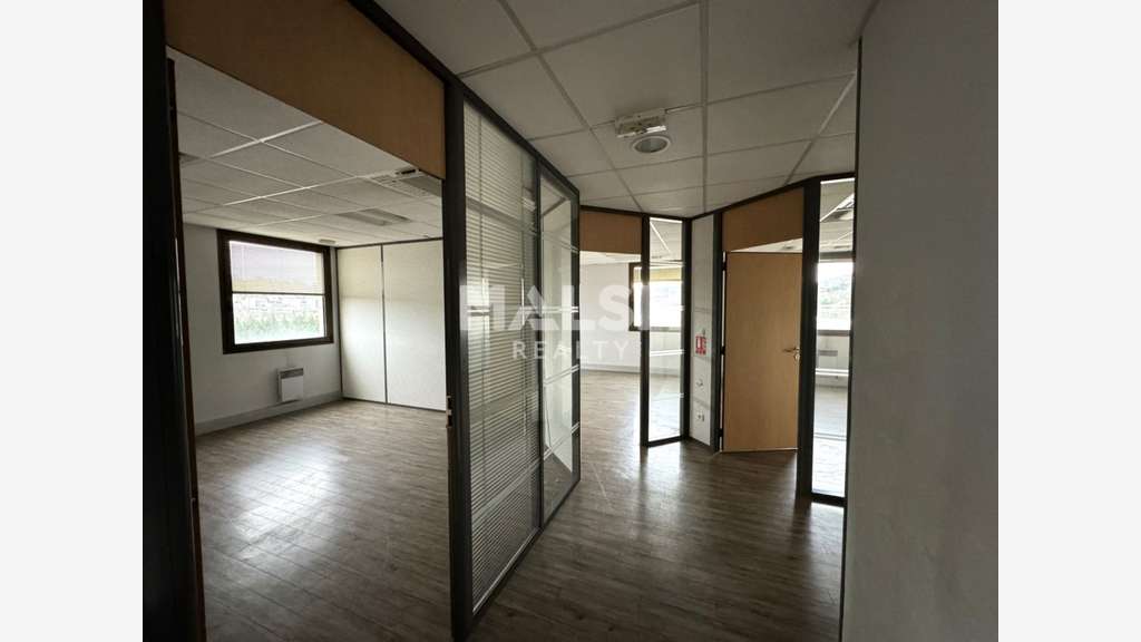 Bureaux dès 222m² à vendre ou à louer à Villars
