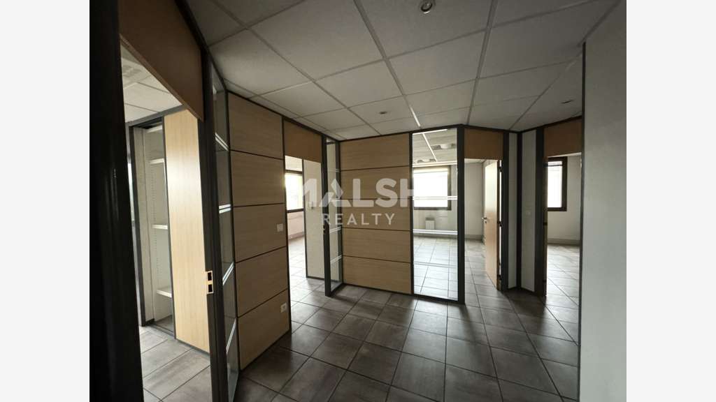 Bureaux dès 222m² à vendre ou à louer à Villars