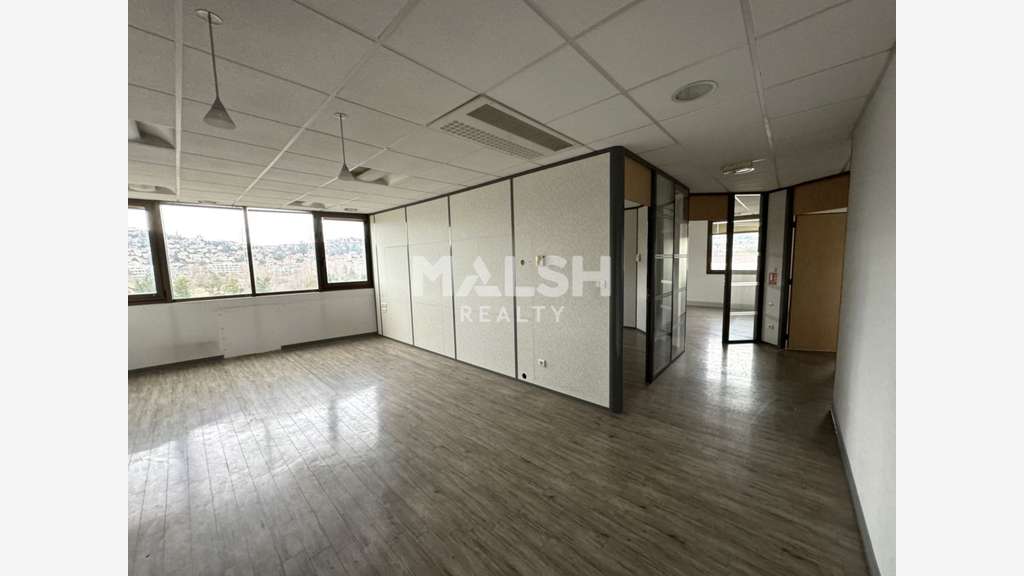 Bureaux dès 222m² à vendre ou à louer à Villars