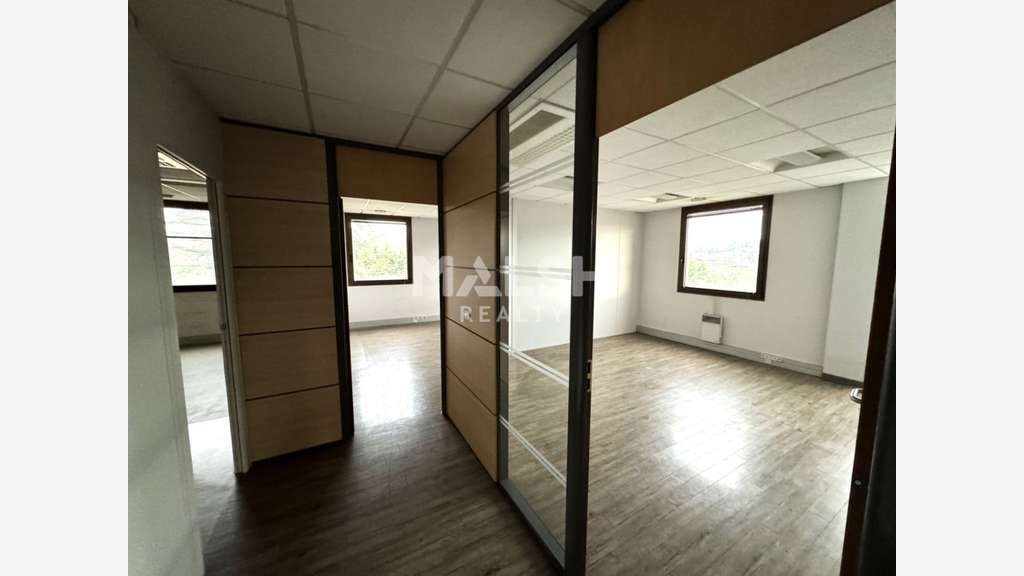 Bureaux dès 222m² à vendre ou à louer à Villars