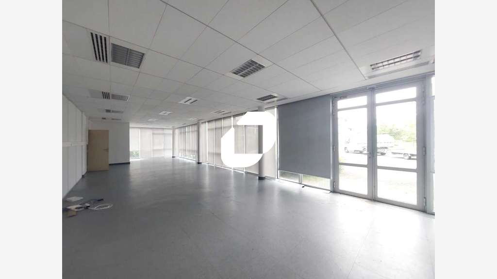Vente Bureaux 2425m² Voisins le bretonneux