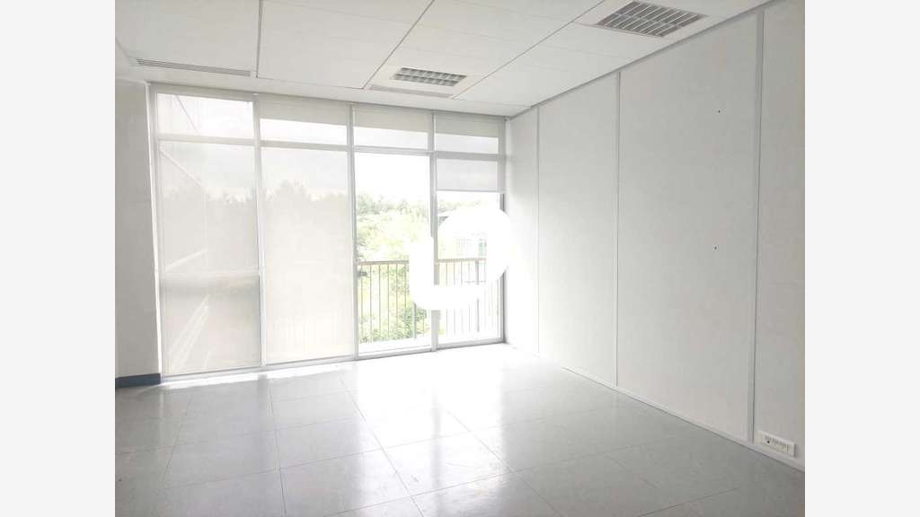 Vente Bureaux 2425m² Voisins le bretonneux