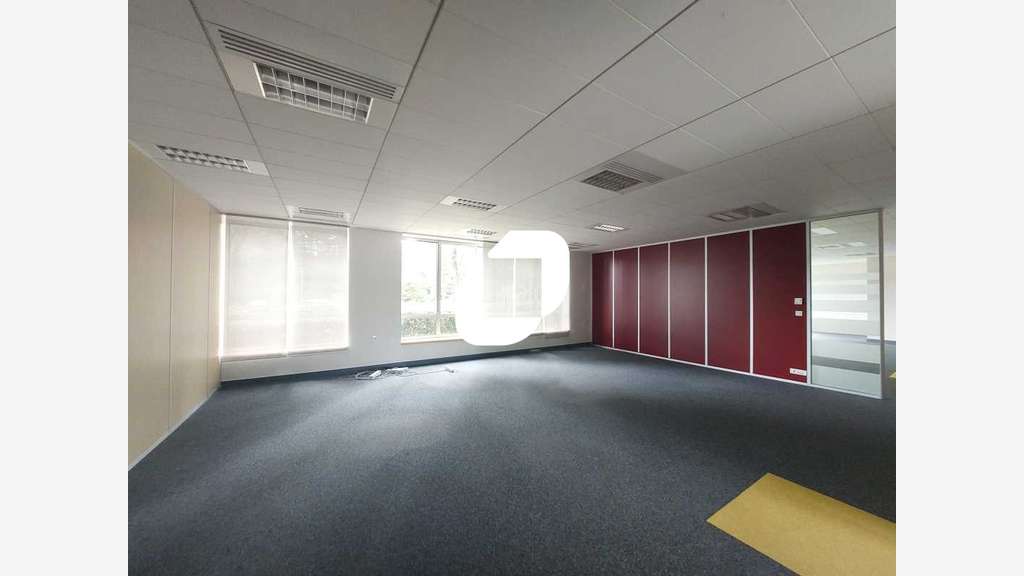 Vente Bureaux 2425m² Voisins le bretonneux