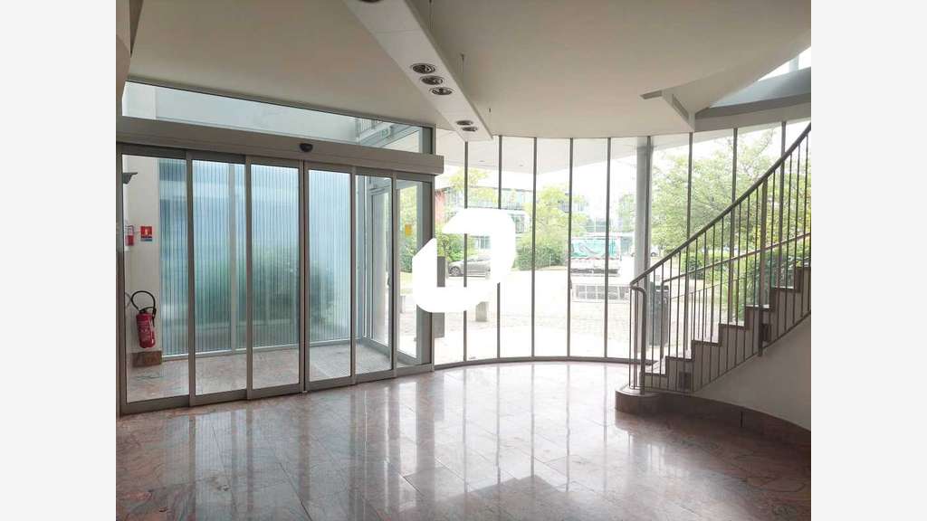 Vente Bureaux 2425m² Voisins le bretonneux
