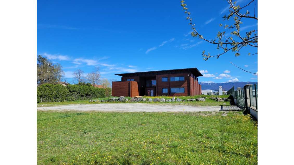 AV bureaux 457m² avec terrain 3500m² à Montélier